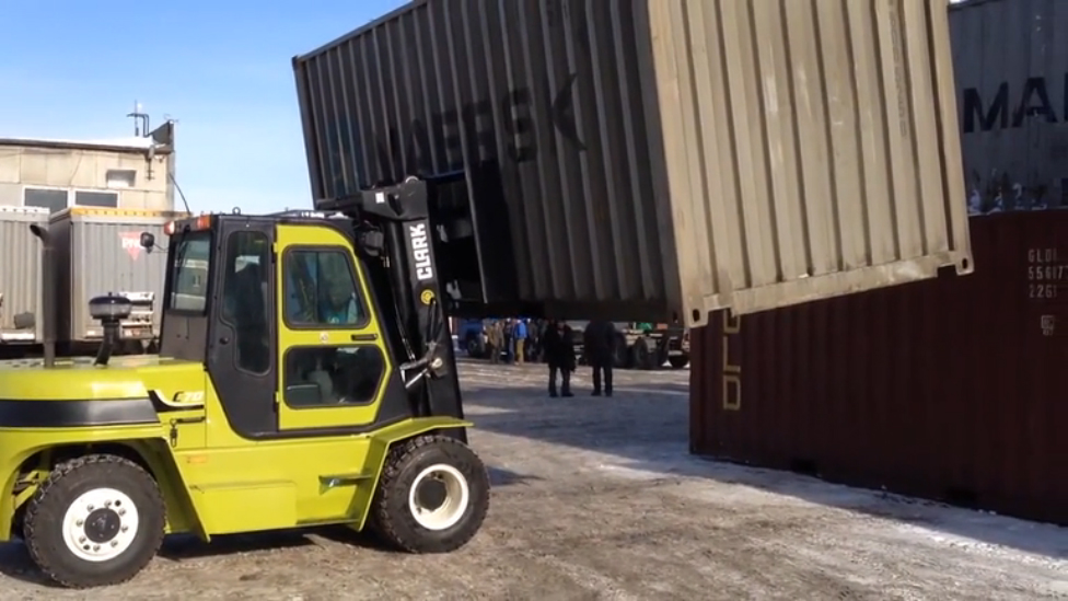 Вилочный автопогрузчик 7 тонн. Погрузчик с контейнером смотреть онлайн