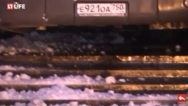 Сотрудники МЧС засыпают снегом кровь на месте гибели людей в Москве Автобус в подземном переходе смотреть онлайн