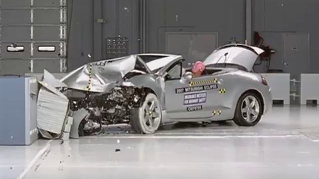 2007 Mitsubishi Eclipse Spyder moderate overlap IIHS crash test смотреть онлайн