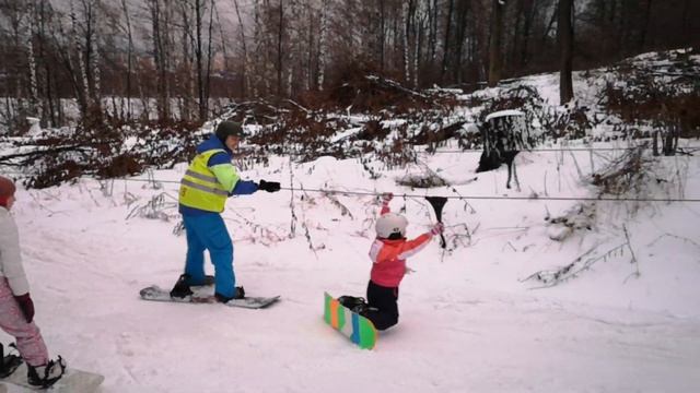 Как научить ребёнка (6 лет) кататься на сноуборде за одно занятие. Snowboard kids смотреть онлайн