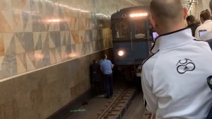 Мужчина упал на рельсы в Москве метро планерная