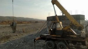 Процесс заливки бетона с помощью автокрана.