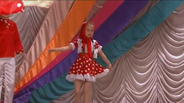 Даша в ансамбле"Стиль".Танец"Русский" смотреть онлайн