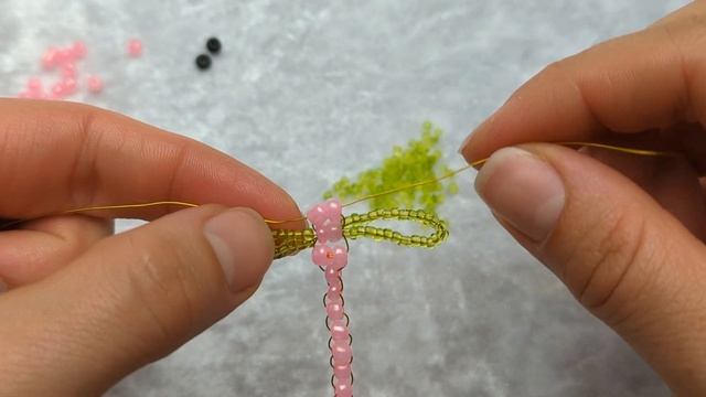 Брелок "Стрекоза" из бисера. How to weave a beaded keychain смотреть онлайн
