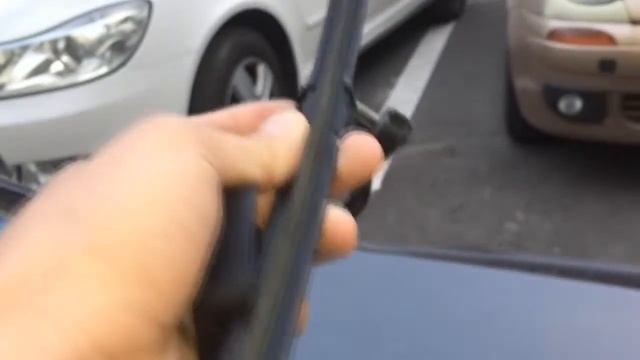BMW E90 E91 E92 E93 Windshield Wiper Blades Removal / Replacement