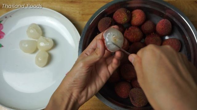 Thai Foods | How to peel and remove seed lychee смотреть онлайн
