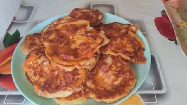 Оладьи с начинкой для сытного завтрака смотреть онлайн