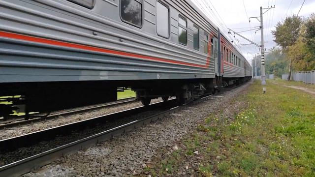 Чуть не снесло! ЭП2К-337 с поездом №392У Москва-Челябинск смотреть онлайн