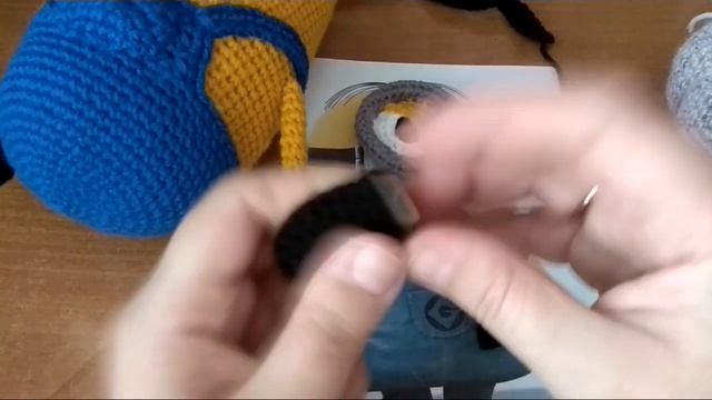 Подробный МК//Вязаная игрушка Миньон Стюарт. Часть 4. смотреть онлайн