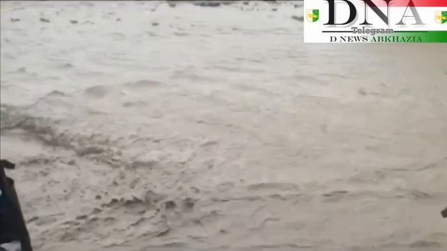 Трасса в Гагрском районе затоплена, на дорогах фактически образуются реки смотреть онлайн