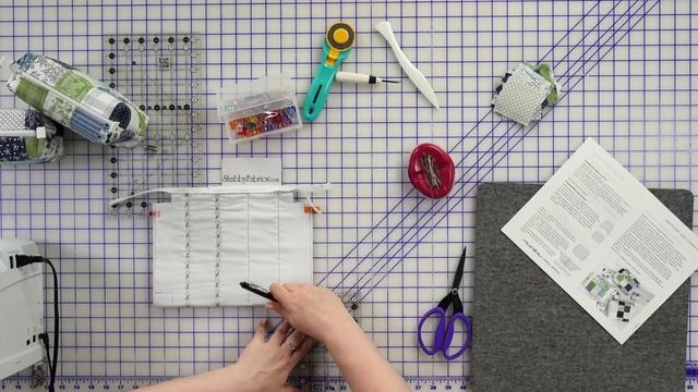 How to Make Mini-Charm Bag | a Shabby Fabrics Tutorial смотреть онлайн