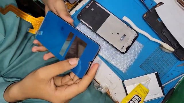 Замена экрана Repair Your Destroyed Tecno Spark Phone with an LCD Combo Replacement смотреть онлайн