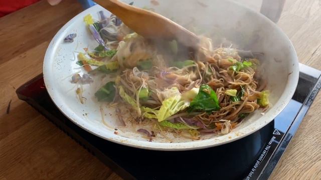 10 mins Stir-fry Soy Rice Noodles | Mak Tok смотреть онлайн