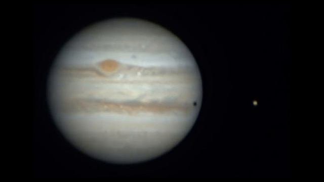 L'ombra del satellite "io" su Giove - The shadow of the "io" satellite on Jupiter смотреть онлайн