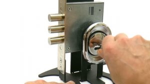 Как защитить замочную скважину от заталкивания посторонних предметов?