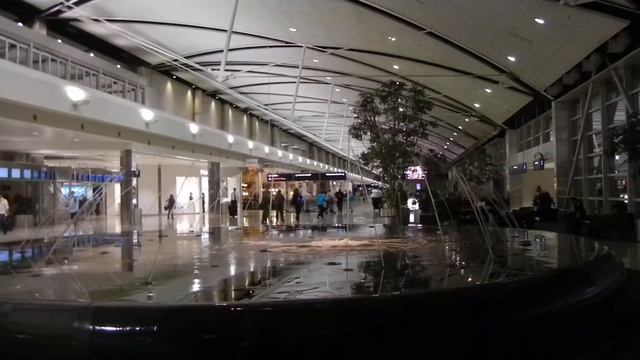 Jumping Water Fountain at Detroit Airport смотреть онлайн