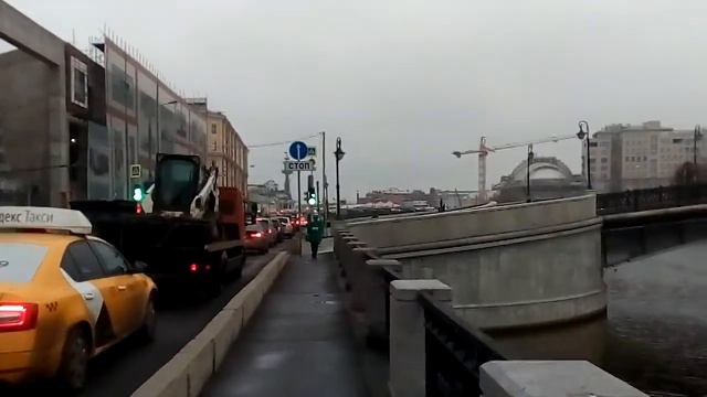 Москва 1521 Кадашёвская набережная, Лужков мост, замки молодожёнов зима день