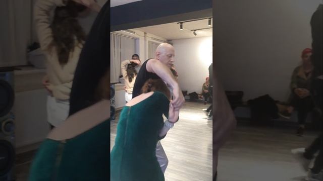 Фигура бачаты в школе Caliente в Тбилиси. смотреть онлайн