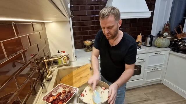 КЛУБНИЧНЫЙ ПИРОГ СУПЕР ВКУСНО ? смотреть онлайн