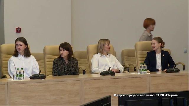 Губернатор Прикамья Дмитрий Махонин вручил знак "Гордость Пермского края" детям и молодежи региона. смотреть онлайн