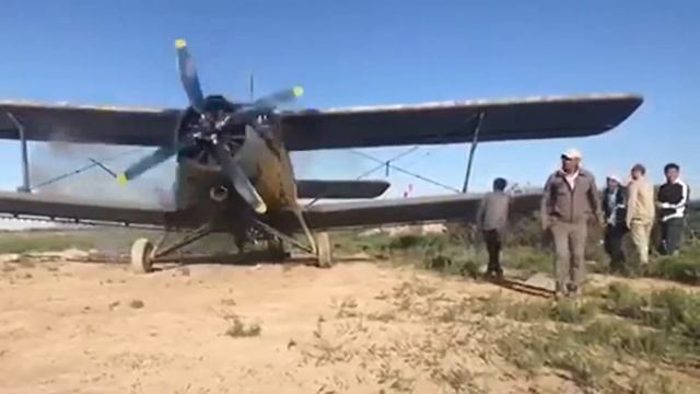 Запуск самолета Ан-2 при помощи сапога. смотреть онлайн