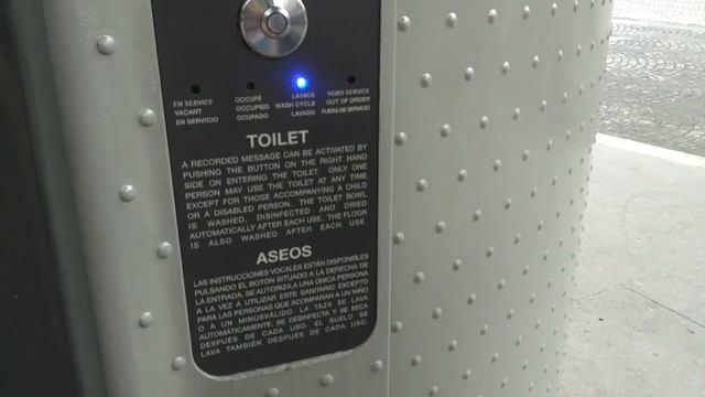 Туалет в Париже! Бесплатный туалет! смотреть онлайн