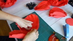 Особенности сборки красивого мака. Мак настенный. Гофрированная бумага и органза