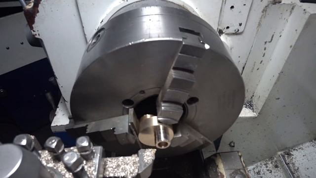 Сантехнический эксцентрик 18 мм в 3-х кулачковом патроне.