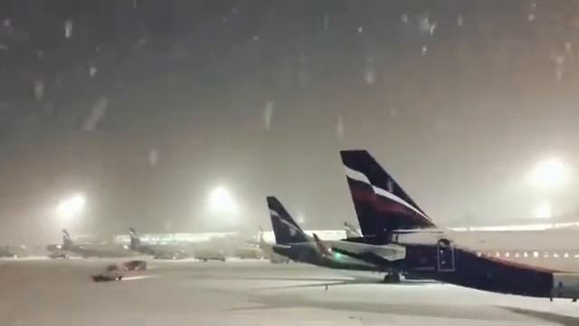В аэропортах Москвы сильнейший снегопад смотреть онлайн