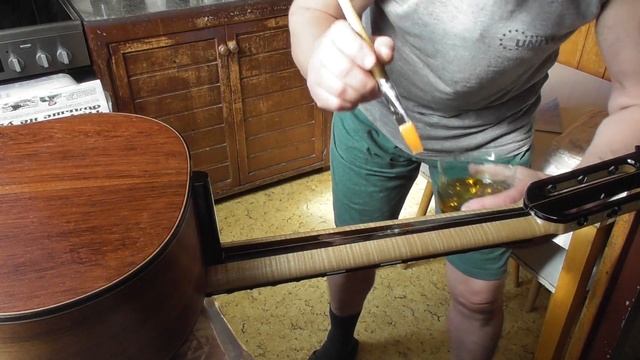 Покрытие кистью грифа гитары лаком(видео №931).