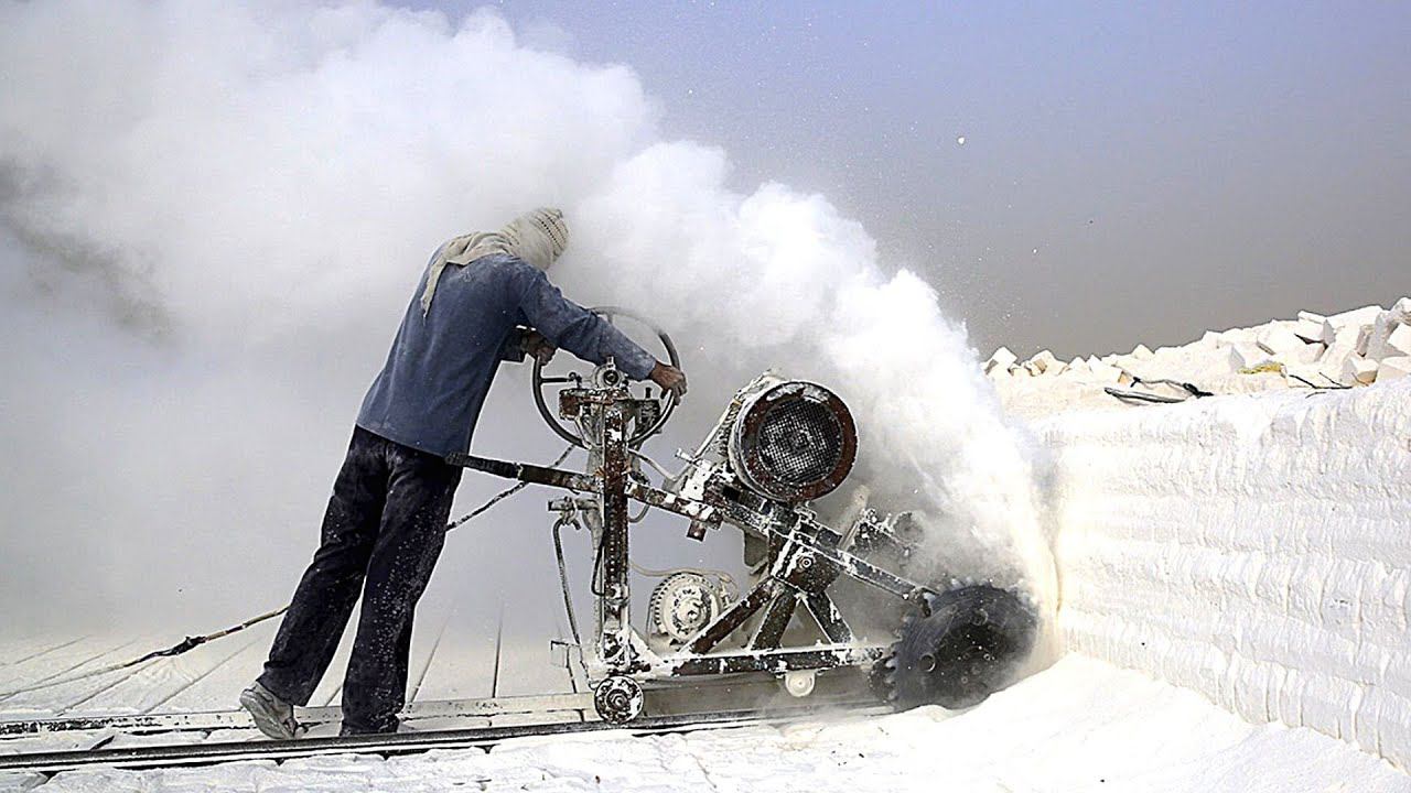 Как горняки в Египте, рискуя конечностями, добывают известняк | Рискованная работа смотреть онлайн