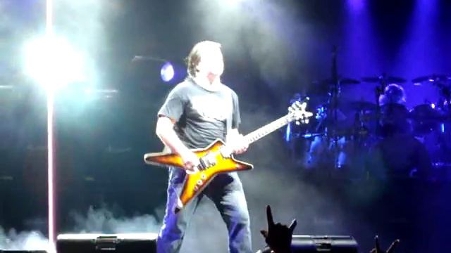 Mike Mushok/Eddie Van Halen cover guitar solo, Toledo Zoo Staind concert смотреть онлайн