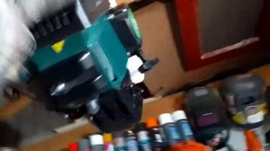 Подвес для триммера в гараже на потолочную балку для экономии места