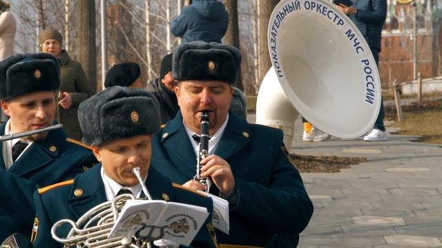 Показательный оркестр МЧС России поздравляет женщин в московском парке «Зарядье» смотреть онлайн