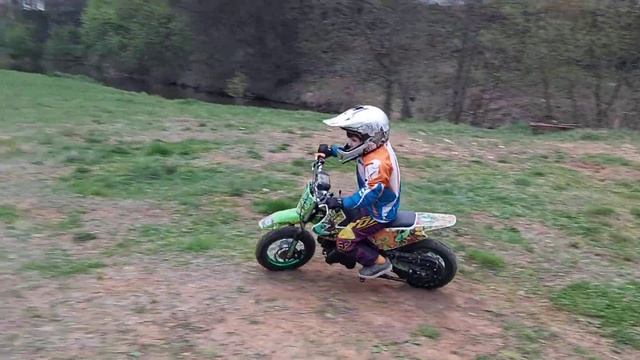 6-ой раз на мопеде. 5 лет, Лев учиться ездить ? смотреть онлайн