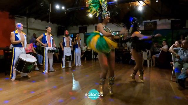 Show de Garotas Bailando Samba en Medellin | Bailando Brasil | A Puro Tango смотреть онлайн