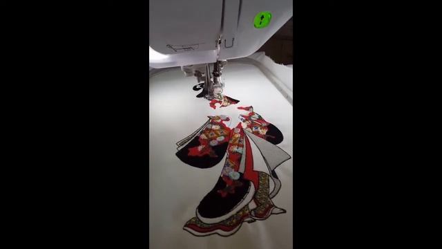 Réalisation d'une broderie chinoise avec la brodeuse V3 de chez Brother смотреть онлайн
