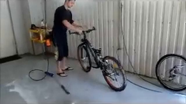 Мойка 2-х велосипедов CrossWind и Norco смотреть онлайн