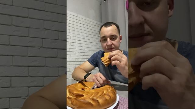 Пирог с черникой #кушаюнакамеру #мукбанг #ужин #еда смотреть онлайн