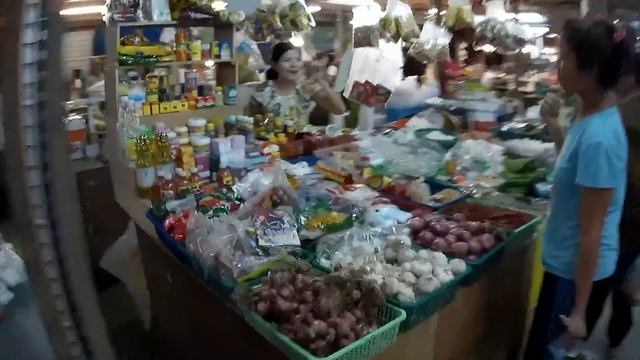 Рынок в Таиланде, лягушки, черепахи и манго рядом с кальмарами смотреть онлайн