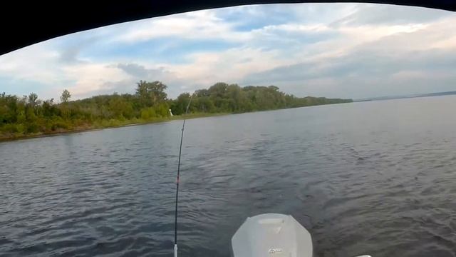 Отдых с ночевкой на волжских островах. Ловля судака с лодки на троллинг. смотреть онлайн