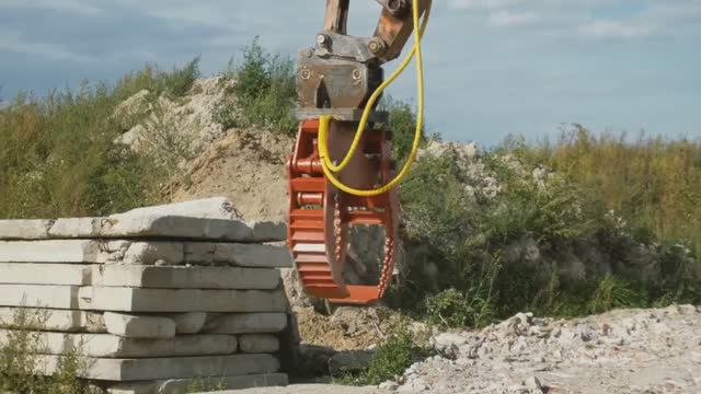 Новое применение захвата ЛТЗ-140 Леспромресурс. Видео с канала На стройках Петербурга смотреть онлайн