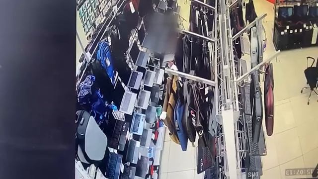 Магазинный вор попал в объектив камер видеонаблюдения смотреть онлайн