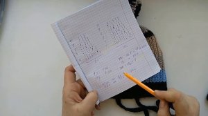 Шапка резинкой 1 на 1 спицами. Круглая макушка шапки  спицами.