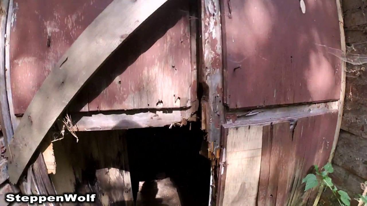 Брошенная лаборатория / Криокапсулы / Токарный станок / Пробирки / И всё это в столовой... смотреть онлайн