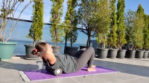 МФР на массажном ролле для расслабления верхней части спины