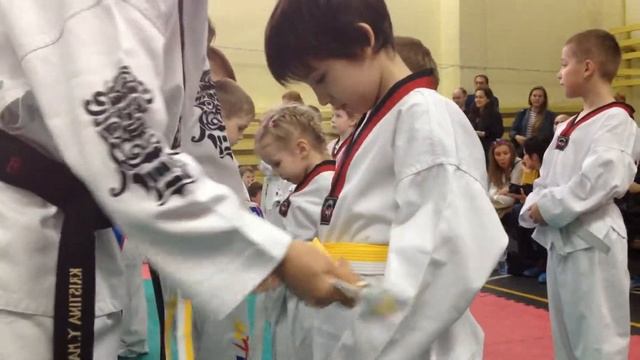 Повязали бело-желтый пояс смотреть онлайн