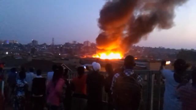 fire out break in Kampala Uganda perl of Africa which was caused by electricity left people crying смотреть онлайн