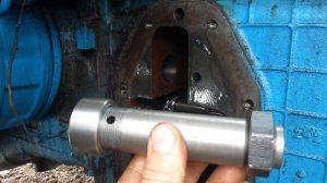 Установка промежуточной шестерни раздаточной коробки мтз