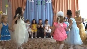 Танец выпускников с малышами «Куклы«2010г.